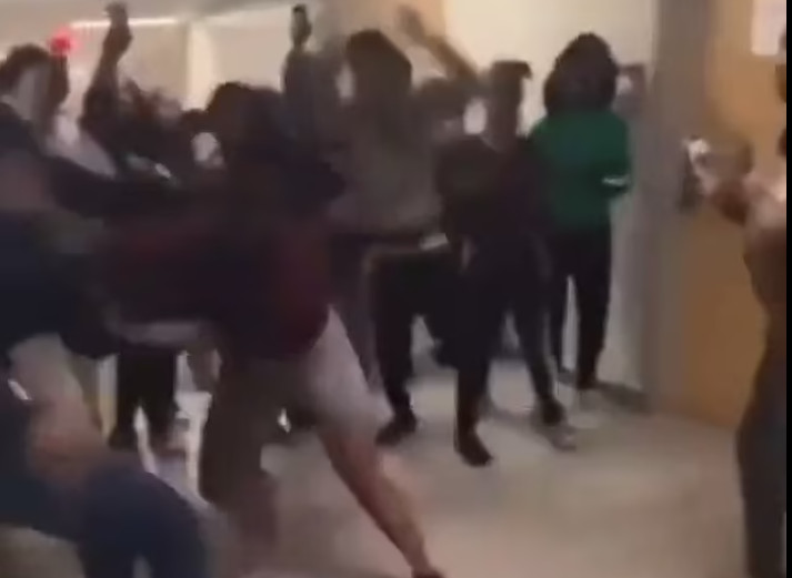 Καθηγήτρια ξυλοκοπήθηκε άγρια όταν προσπάθησε να «χωρίσει» μαθητές που τσακώνονταν