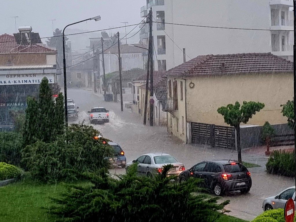 Σαρωτικές πλημμύρες στα Τρίκαλα: Απεγκλωβίστηκαν 13 άτομα