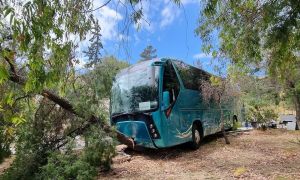 Στο νοσοκομείο τρεις μαθητές έπειτα από ατύχημα με σχολικό πούλμαν στην Αίγινα