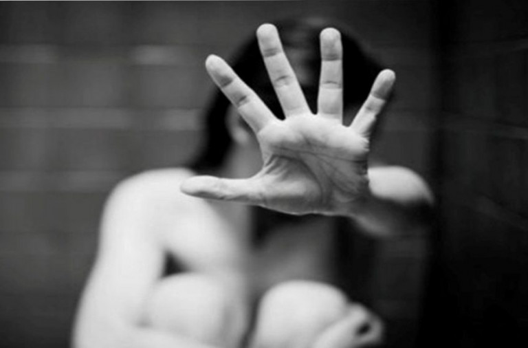 Ομαδικός βιασμός στον Τύρναβο: Παρέσυραν την 22χρονη σε οικοδομή και την κατέγραφαν με το κινητό
