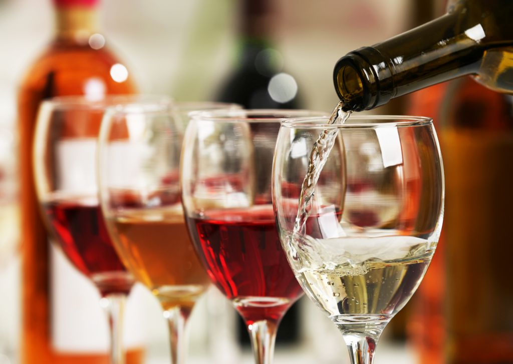 Κρασί: Το ένα στα δύο ποτήρια που καταναλώνονται είναι χύμα