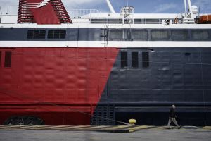 Συναγερμός στη Ρόδο από τηλεφώνημα για βόμβες σε δύο πλοία