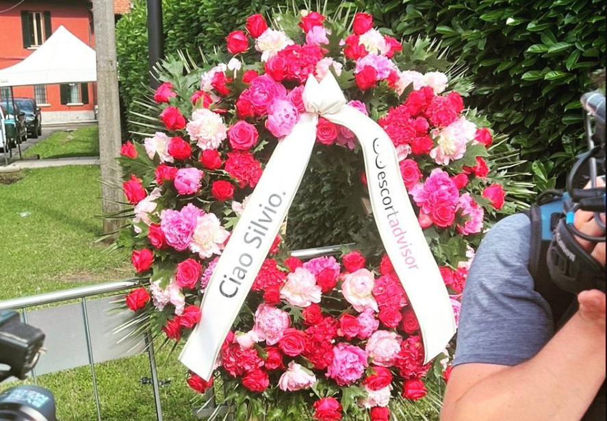 Σίλβιο Μπερλουσκόνι: Ιστοσελίδα συνοδών πολυτελείας έστειλε στεφάνι στη βίλα του