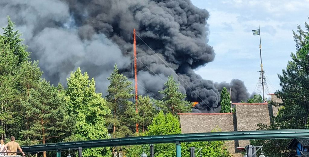 Τεράστια φωτιά σε θεματικό πάρκο στη Γερμανία – Απομακρύνθηκαν 25.000 επισκέπτες