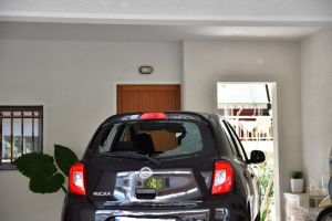 Εξερράγη εκρηκτικός μηχανισμός σε πιλοτή πολυκατοικίας στη Λάρισα