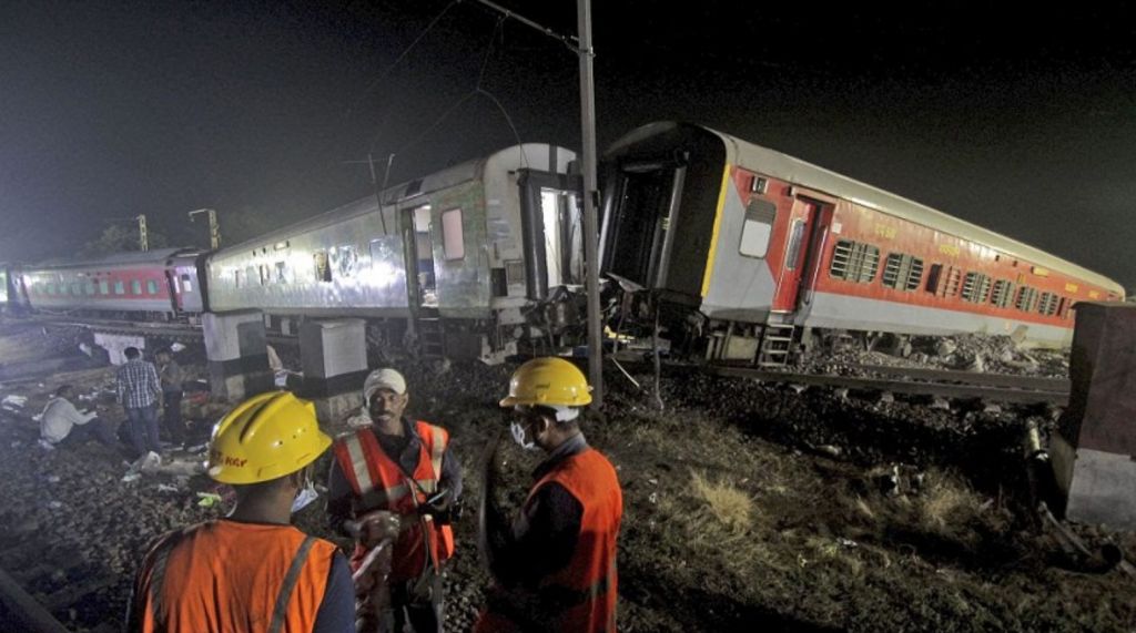 Εντοπίστηκαν τα αίτια και οι υπεύθυνοι της σιδηροδρομικής τραγωδίας στην Ινδία | tanea.gr