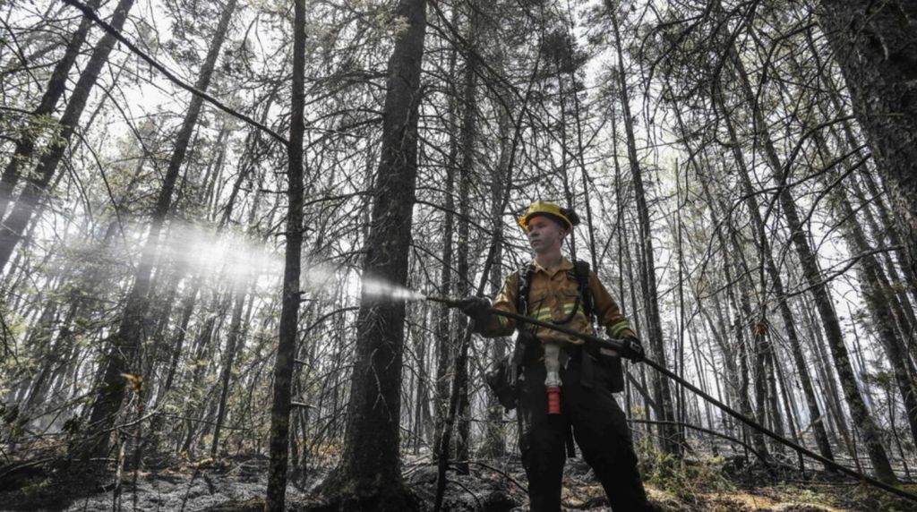 Η βροχή βοήθησε να τεθούν υπό έλεγχο οι πυρκαγιές στα ανατολικά του Καναδά