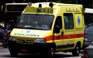 Αυτοκίνητο παρέσυρε διανομέα στην Κερατέα