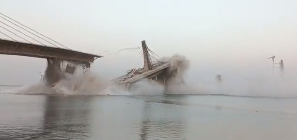 Κρεμαστή γέφυρα κατέρρευσε δύο φορές μέσα σε έναν χρόνο