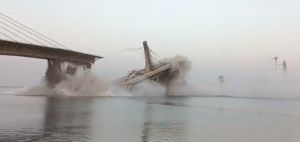 Κρεμαστή γέφυρα κατέρρευσε δύο φορές μέσα σε έναν χρόνο