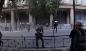 Επεισόδια στην Αθήνα: Αστυνομικός ψεκάζει αναίτια τον φωτορεπόρτερ Μάριο Λώλο
