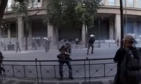 Επεισόδια στην Αθήνα: Αστυνομικός ψεκάζει αναίτια τον φωτορεπόρτερ Μάριο Λώλο