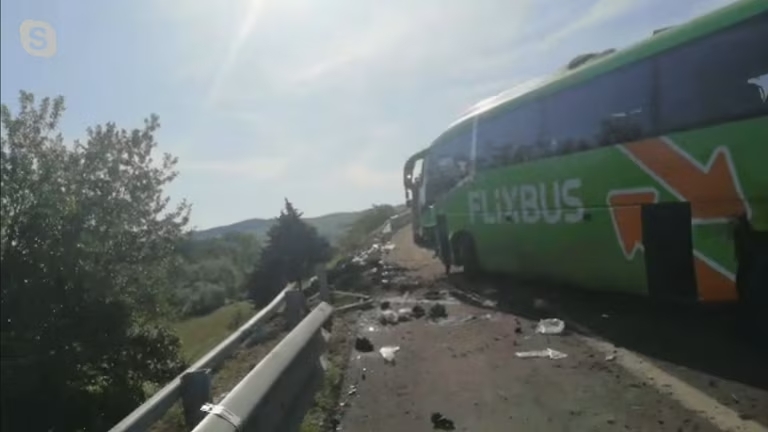 Λεωφορείο έπεσε σε γκρεμό στην Ιταλία | tanea.gr