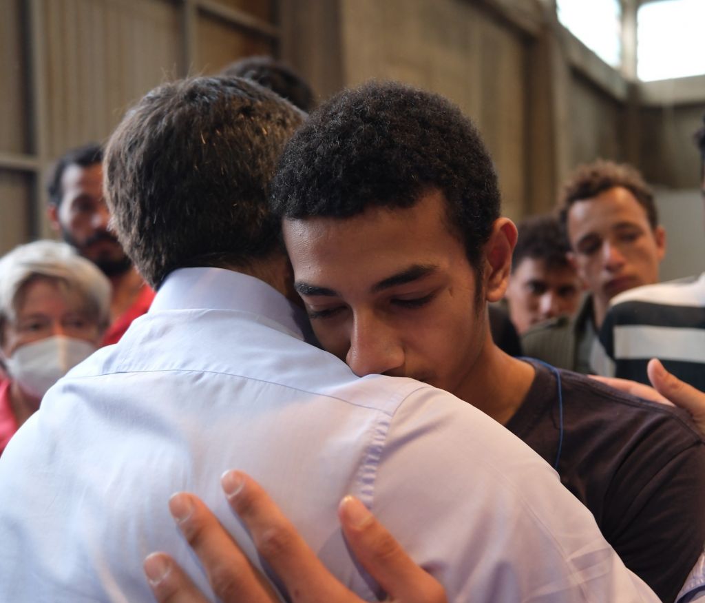 «Γροθιά» στο στομάχι η βουβή αγκαλιά 15χρονου επιζώντα στον Τσίπρα