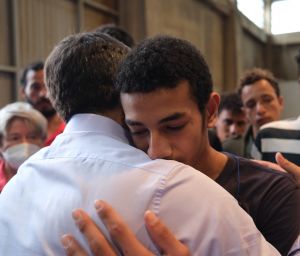 «Γροθιά» στο στομάχι η βουβή αγκαλιά 15χρονου επιζώντα στον Τσίπρα