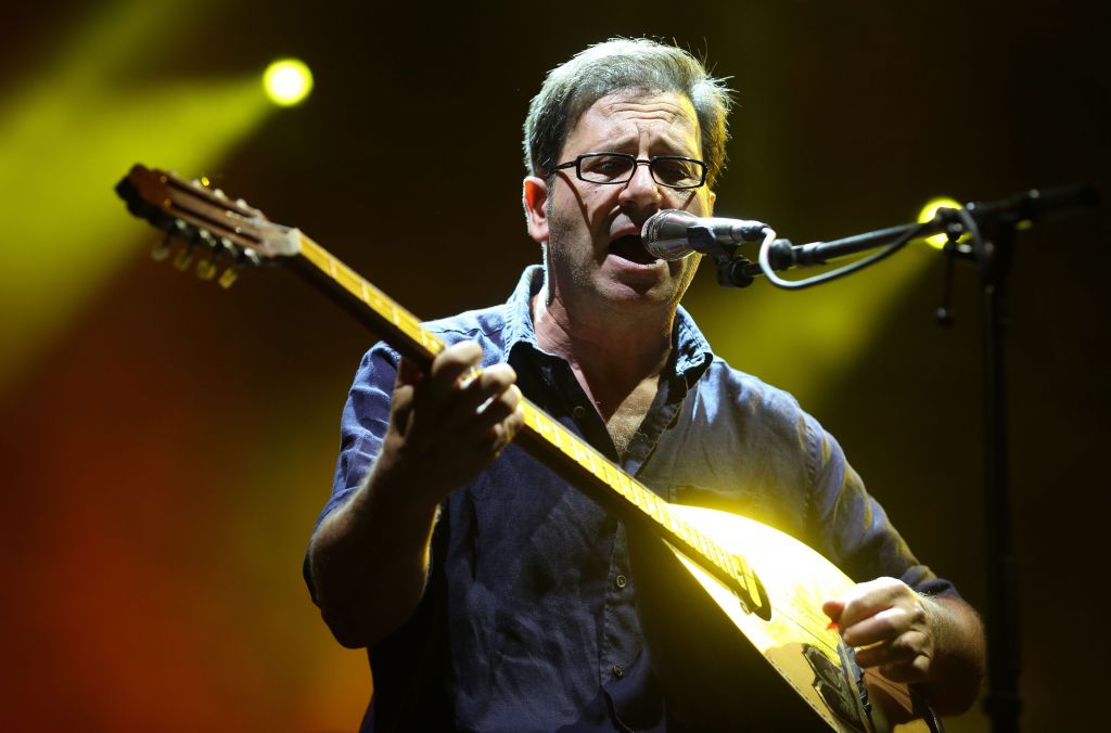 Πέταξαν καπνογόνο πάνω στη σκηνή σε συναυλία του Θανάση Παπακωνσταντίνου