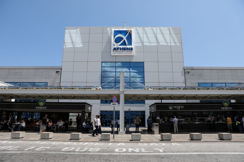 Αναγκαστική προσγείωση αεροσκάφους στην Αθήνα – Επιβάτης ισχυριζόταν ότι σκότωσε τη γυναίκα του