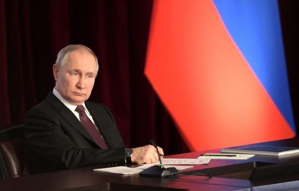 Συνέντευξη Πούτιν: Στήριξη στα στελέχη του υπ. Άμυνας – «Βρίσκομαι σε συνεχή επαφή μαζί τους»