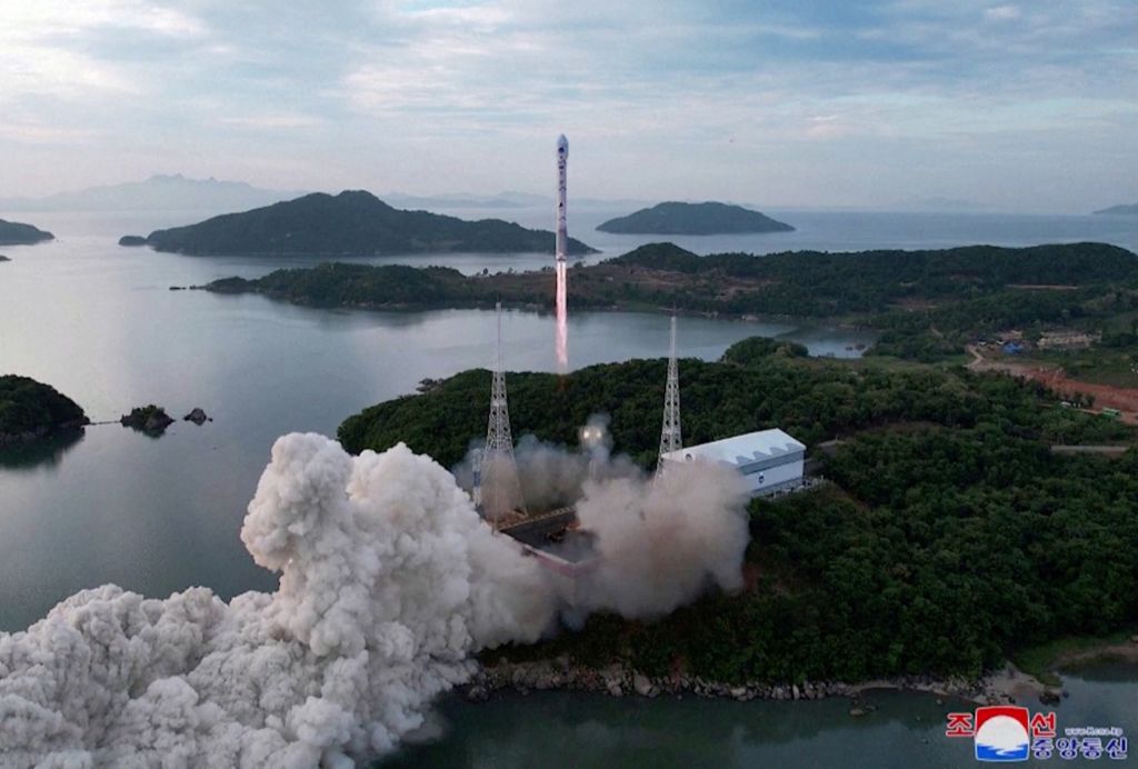 Η Ελλάδα καταδικάζει την εκτόξευση στρατιωτικού δορυφόρου από τη Βόρεια Κορέα | tanea.gr