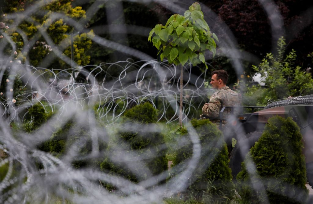 Αναζωπυρώνει η ένταση στο βόρειο Κόσοβο μετά από σύλληψη Σέρβου