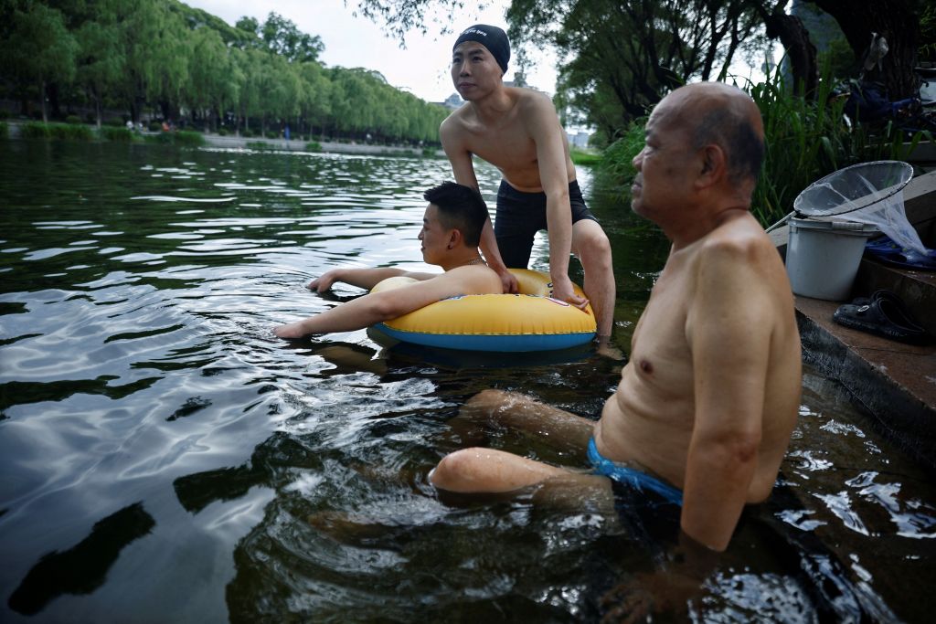 «Σπάνε» τα ρεκόρ θερμοκρασιών σε αρκετές πόλεις