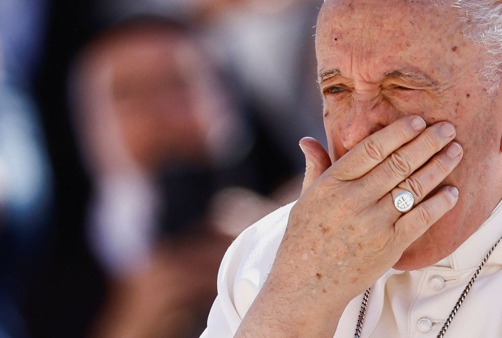 Ο πάπας Φραγκίσκος παραμένει στο νοσοκομείο