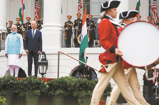 Τόλμη και γοητεία με στόχο την Ινδία