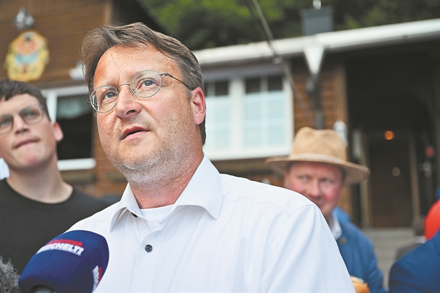 Ακροδεξιά άνοδος, αλληλοκατηγορίεςκαι πολλές ρωγμές