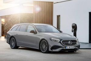 H νέα Mercedes E-Class καλύπτει όλη την παλέτα επιλογών από τις εκδόσεις  βενζίνης, πετρελαίου και plug-in hybrid σύνολα