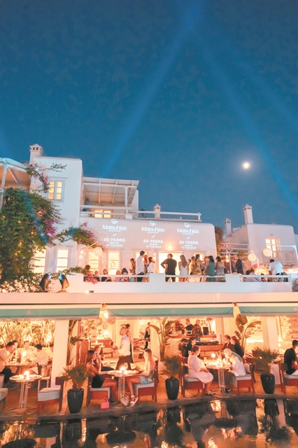 Στη Μύκονο με διαμάντια και υψηλή κεραμική…