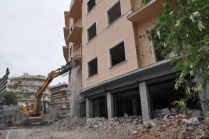 Κατεδαφίζεται πολυόροφο κτίριο στο Γαλάτσι