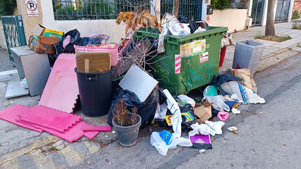 Δήμος Ελληνικού-Αργυρούπολης: «Αδειασε» το σπίτι της και γέμισε τους κάδους απορριμμάτων που έπιασαν φωτιά