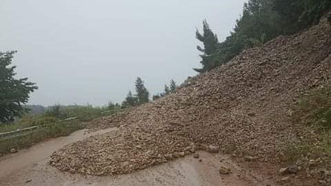 Ισχυρή χαλαζόπτωση – Ξηλώθηκαν τέντες και κεραμοσκεπές, έκλεισαν δρόμοι