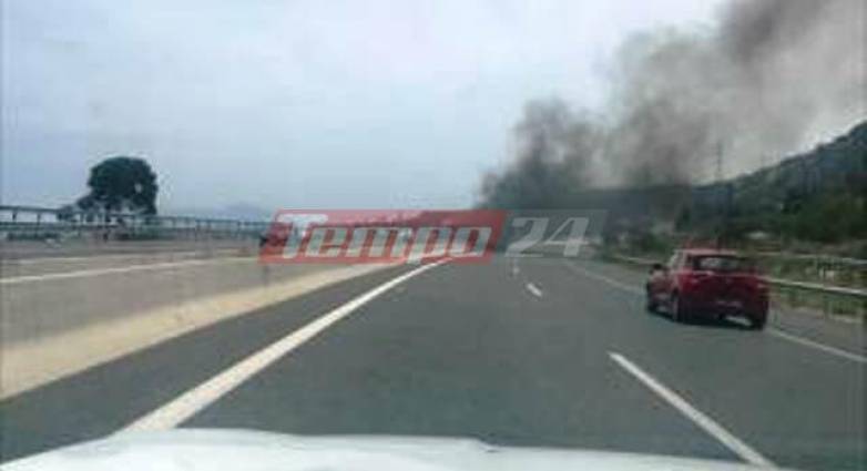 Νταλίκα έπιασε φωτιά μετά από τροχαίο στην Εθνική Οδό