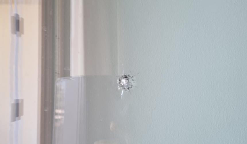Πυροβολισμοί στο Ρέθυμνο: Αδέσποτη σφαίρα καρφώθηκε σε παράθυρο παιδικού δωματίου | tanea.gr