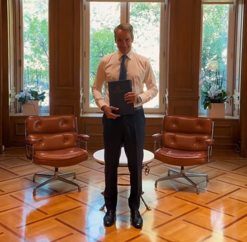 O Μητσοτάκης εξηγεί στο TikTok τι είναι ο «μπλε φάκελος» που έδωσε στους υπουργούς – Τι ήθελε ο Peanut