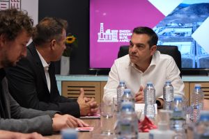 Στη ΒΙ.ΠΕ. Λάρισας ο Τσίπρας – «Νέο παραγωγικό μοντέλο για να συγκλίνουμε με την Ευρώπη»