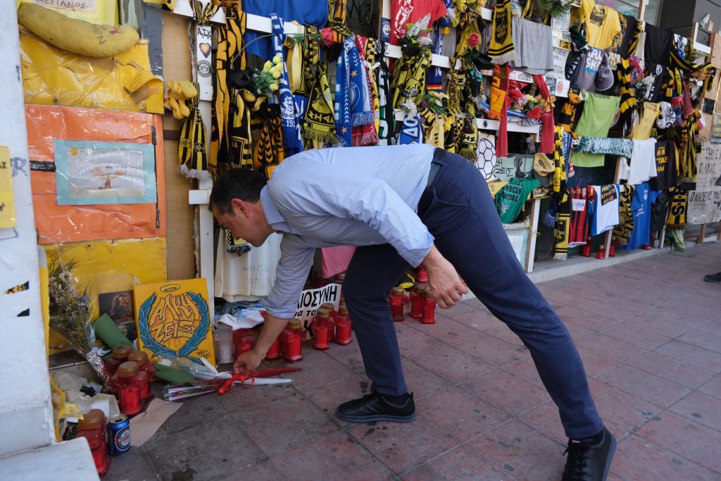 Ο Αλέξης Τσίπρας άφησε ένα λουλούδι στο σημείο όπου δολοφονήθηκε ο Άλκης Καμπανός