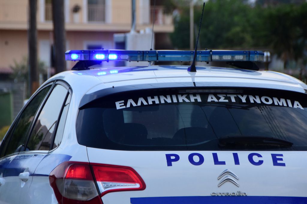 Ανδρες της ΔΙΑΣ απεγκλώβισαν από κλειδωμένο αυτοκίνητο παιδάκι στη Θεσσαλονίκη | tanea.gr