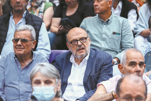 Δύο πιτόγυρα με απ’ όλα