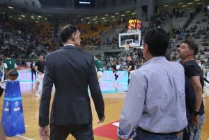 Φραστική επίθεση στον Μπαρτζώκα από οπαδό – Νερά και γιαούρτια στην αποστολή του Ολυμπιακού [Εικόνες]