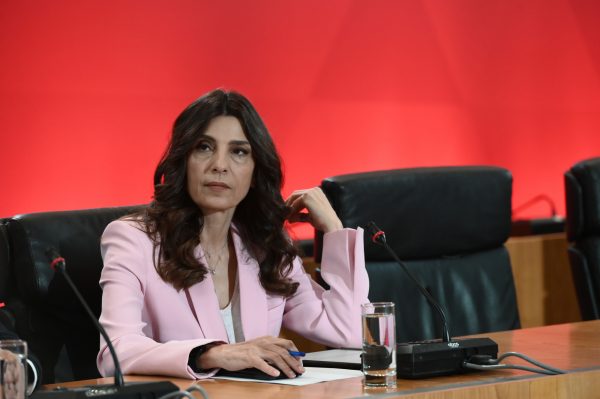 Τσαπανίδου για ντιμπέιτ: Αν τεθεί θέμα μετάθεσης λόγω εθνικού πένθους, θα συναινέσουμε