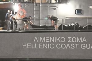 Γυναίκες και παιδιά στα αμπάρια του πλοίου