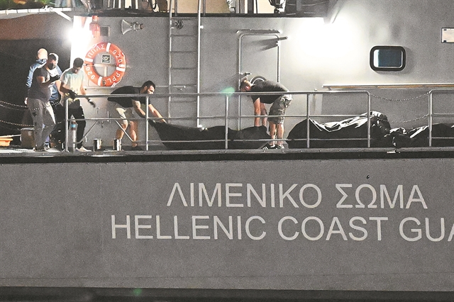 Γυναίκες και παιδιά στα αμπάρια του πλοίου