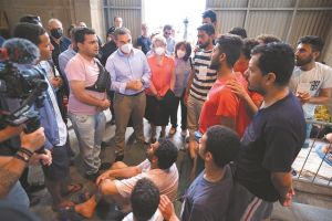 Προεκλογικά «παρατράγουδα» μπροστά στην τραγωδία