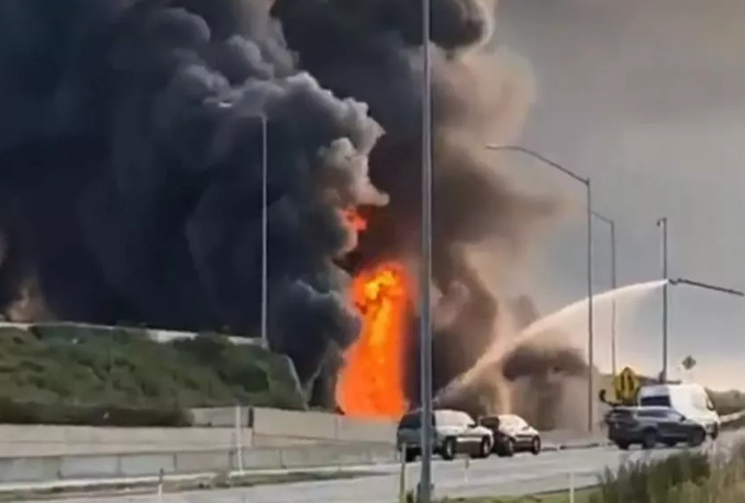 Κατέρρευσε αυτοκινητόδρομος μετά από φωτιά σε βυτιοφόρο