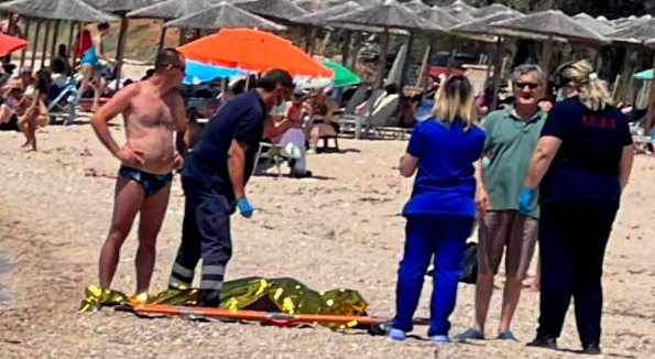 Θύελλα αντιδράσεων: Τουρίστρια πέθανε στην παραλία περιμένοντας ασθενοφόρο