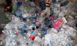 Πλαστικά: Εισπνέουμε κάθε εβδομάδα ποσότητα αντίστοιχη με μια πιστωτική κάρτα