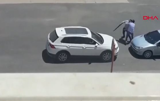 Σοκ στην Τουρκία: 25χρονος σκότωσε στη μέση του δρόμου πρώην σύζυγο και πεθερό