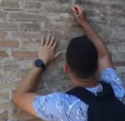 Σάλος στη Ρώμη: Τουρίστας χάραξε με κλειδί ονόματα σε τοίχο στο Κολοσσαίο